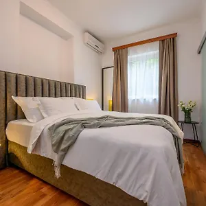Yellow House With Private Parking 4* Split